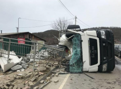Большегруз опрокинулся на бок из-за ошибки водителя под Туапсе