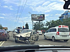  В Краснодаре на Северных мостах черный «БМВ» создал массовое ДТП