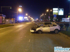 В Краснодаре автомобиль наехал на бетонную плиту и опрокинулся