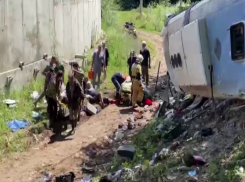 На место страшного ДТП с автобусом на Кубани вылетел вертолет санавиации