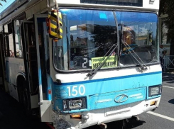 Появилось видео с места ДТП в Краснодаре с участием троллейбуса и такси