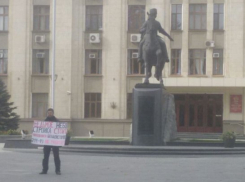  Обманутый дольщик устроил одиночный пикет у здания администрации Кубани 