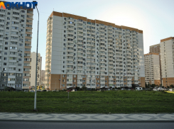 Главное в Краснодаре сегодня: «коренные» нападают на «понаехов», блогеры воруют дорожные знаки, полицейский насмерть сбивает женщину, мать с ножом кидается на дочерей