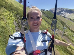 Телеведущая Юлия Барановская «пролетела» над пропастью в Сочи 