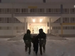 Уроженец Центральной Азии планировал поджечь новогоднюю елку в школе Адыгеи 