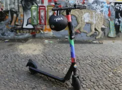 В Краснодаре самокатчик попал в аварию