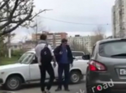 Конфликт «пьяного» таксиста в Новороссийске и женщины за рулем попал на видео