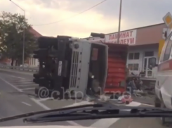  Перевернувшийся «КамАЗ» протаранил пассажирский автобус на Кубани 