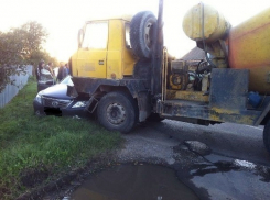 При столкновении с цементовозом в Динском районе погиб водитель легковушки 