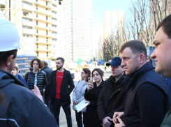 «Эти люди станут моими глазами и ушами»: Евгений Наумов встретился с дольщиками проблемных ЖК