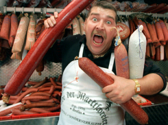 В Горячем Ключе вор пробрался в магазин, съел палку колбасы, а после долго прятался под витриной холодильника от полиции