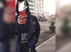 В Краснодаре подростки кинули нож с высотки в маму с грудным малышом