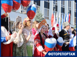 Огромный триколор подняли в небо в центре Краснодара