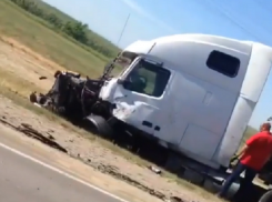 Фура и микроавтобус столкнулись в Краснодарском крае