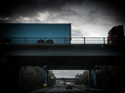 Штраф и лишение прав: полиция разыскивает водителя застрявшей под Садовым мостом фуры