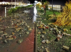  Обрушившийся на Сочи шторм, разрушил набережную 