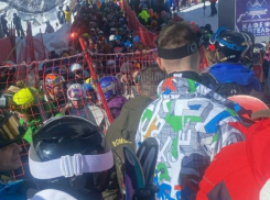 Краснодарец показал очереди из сотен туристов в Приэльбрусье