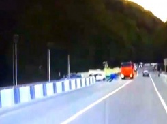 Мужчина в Туапсе бросился под колеса КамАЗа 