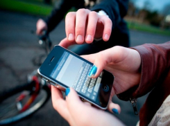  Молодой человек в Краснодаре выхватил телефон из рук девушки и убежал 