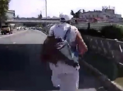 В Сочи водитель не успел притормозить перед переходящей «змейкой» дорогу женщиной