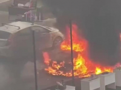 Машина сгорела дотла у многоэтажного дома на Конгрессной