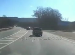  После обгона машину по непонятным причинам занесло и выкинуло на отбойник на Кубани 