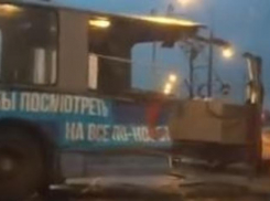 «КамАЗ» снес часть троллейбуса в Краснодаре