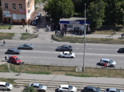  Напротив архитектурного колледжа в Краснодаре машина врезалась в забор 