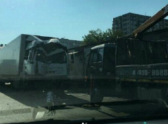 Лихач за рулем фуры протаранил столб и протащил его по асфальту в Краснодаре