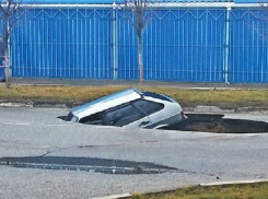 В Армавире из-за халатности ДПСников «девятка» ушла под асфальт 
