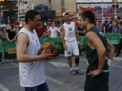 Мэр Краснодара поиграл мускулами на публику