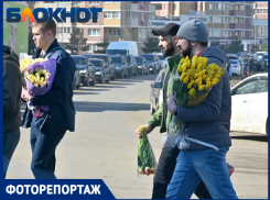 В приоритете тюльпаны: что творилось в переполненных мужчинами цветочных магазинах Краснодара 8 Марта 