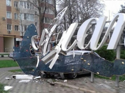 Снесший стелу на въезде в Анапе будет сам ее восстанавливать