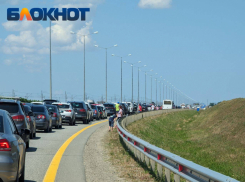 Автомобили выстроились в многокилометровую пробку после перекрытия Крымского моста 