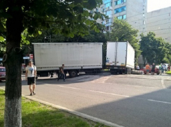В Краснодаре перевернулась фура с горючим