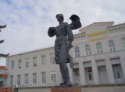 В аэропорту Краснодара возложили цветы к памятнику Бершанской и провели экскурсию для школьников 