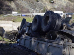 В Сочи на спуске с Мамайского перевала грузовик улетел в кювет