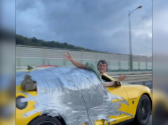 Скотчем к машине: блогер устроил экстремальный заезд в Сочи