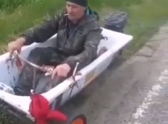 «Вылазим, приехали»: в Краснодарском крае мужчина прокатился в ванне на колёсах
