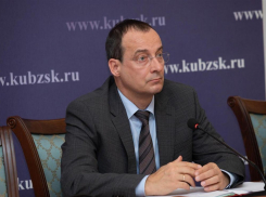  Спикер Заксобрания Кубани Бурлачко отдал зарплату за месяц медикам 