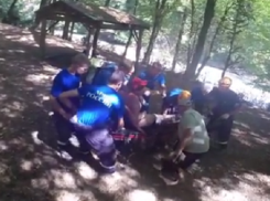 В Сочи пострадавшую туристку эвакуировали из леса 