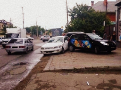  В Краснодаре автоледи на «Тойоте» устроила крупную аварию
