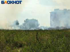 В Новой Адыгее горит поле у аквапарка