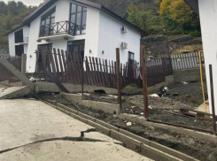 Из-за дождей на трассе Джубга-Сочи появилась огромная трещина