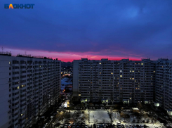 Восходящее солнце озарило небо Краснодара ярким цветом фуксии