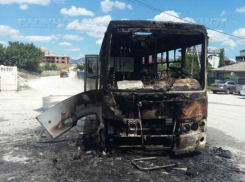  Маршрутка с пассажирами внутри загорелась в Новороссийске 