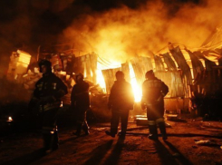  В Кропоткине в новогоднюю ночь спасатели 4 часа тушили пожар 