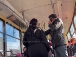 «Мать года» орала матом при ребёнке и набросилась на кондуктора трамвая в Краснодаре