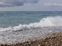 Сильным течением 61-летнего туриста унесло в море в Сочи 