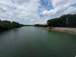 Поднимающаяся вода гонит людей из домов: Армавир спешно эвакуируют